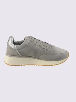 Baskets cuir velours de vache.
