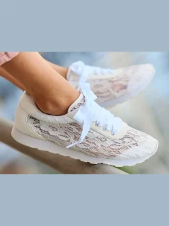 Baskets sneakers avec dentelle tendance, effet légèrement transparent
