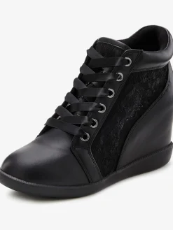 Baskets sneakers élégantes avec empiècement en dentelle tendance, idéales comme chaussures de mariée