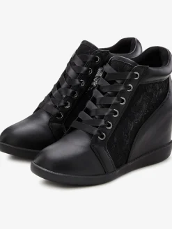 Baskets sneakers élégantes avec empiècement en dentelle tendance, idéales comme chaussures de mariée