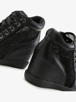 Baskets sneakers élégantes avec empiècement en dentelle tendance, idéales comme chaussures de mariée