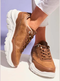 Baskets talon légèrement compensé au style chunky tendance