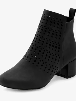 Bottines d'été à découpes tendance et talon bottier
