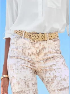 Ceinture hanches découpes tendance et détails dorés