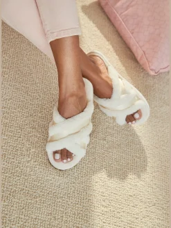 Chaussons bande croisée raffinée