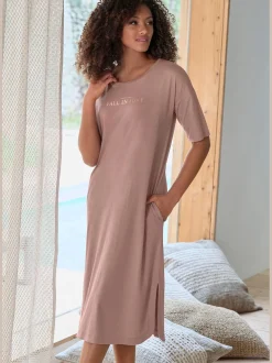 Chemise de nuit longueur midi avec détails imprimés
