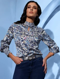 Chemisier en satin col montant smocké et fente féminine