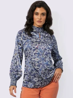 Chemisier en satin col montant smocké et fente féminine