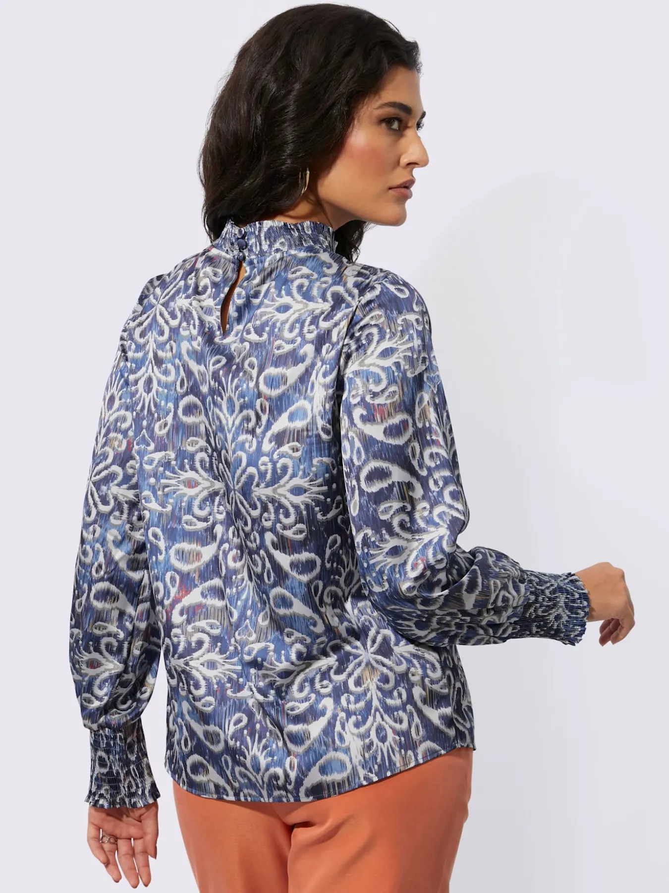 Chemisier en satin col montant smocké et fente féminine