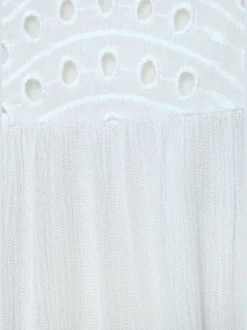 Débardeur dentelle et motif ajouré à l'encolure