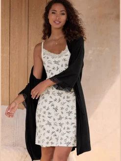 Déshabillé court avec dentelle sur l'encolure en v