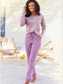 Ensemble pyjama avec rayures en fils teintés et broderie sur la poitrine