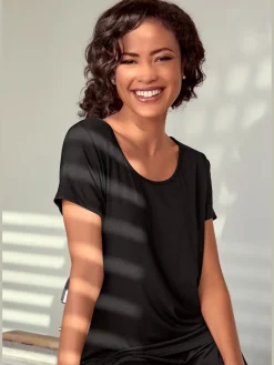 Haut de pyjama élégant t-shirt à manches courtes orné de détails en dentelle