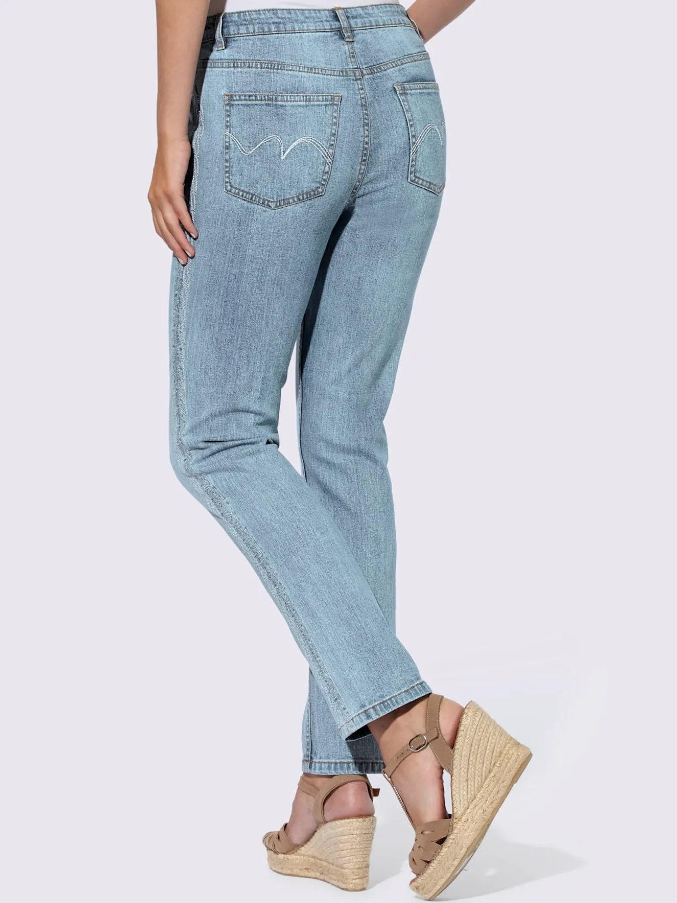 Jean 5 poches broderie le long des coutures latérales