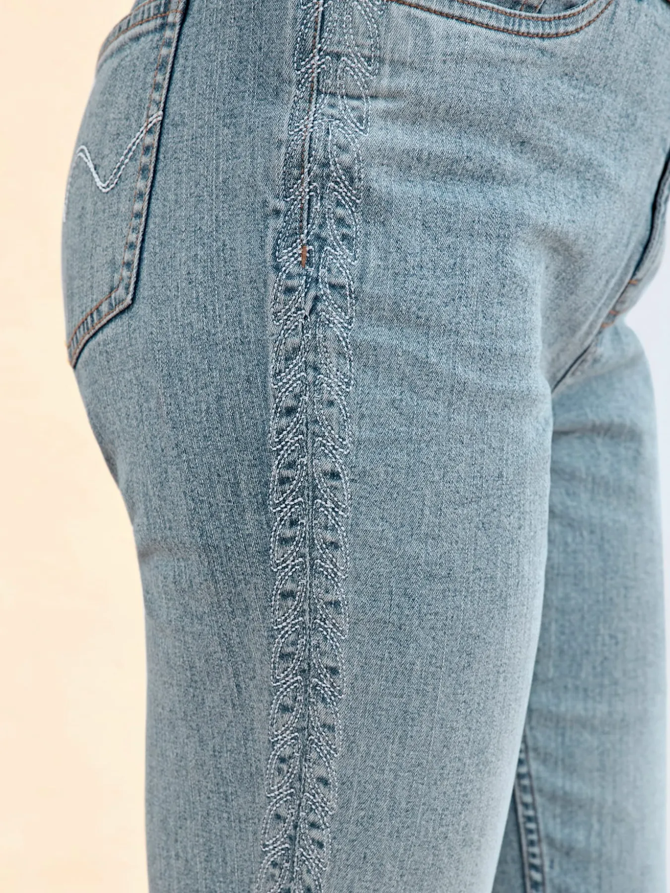Jean 5 poches broderie le long des coutures latérales