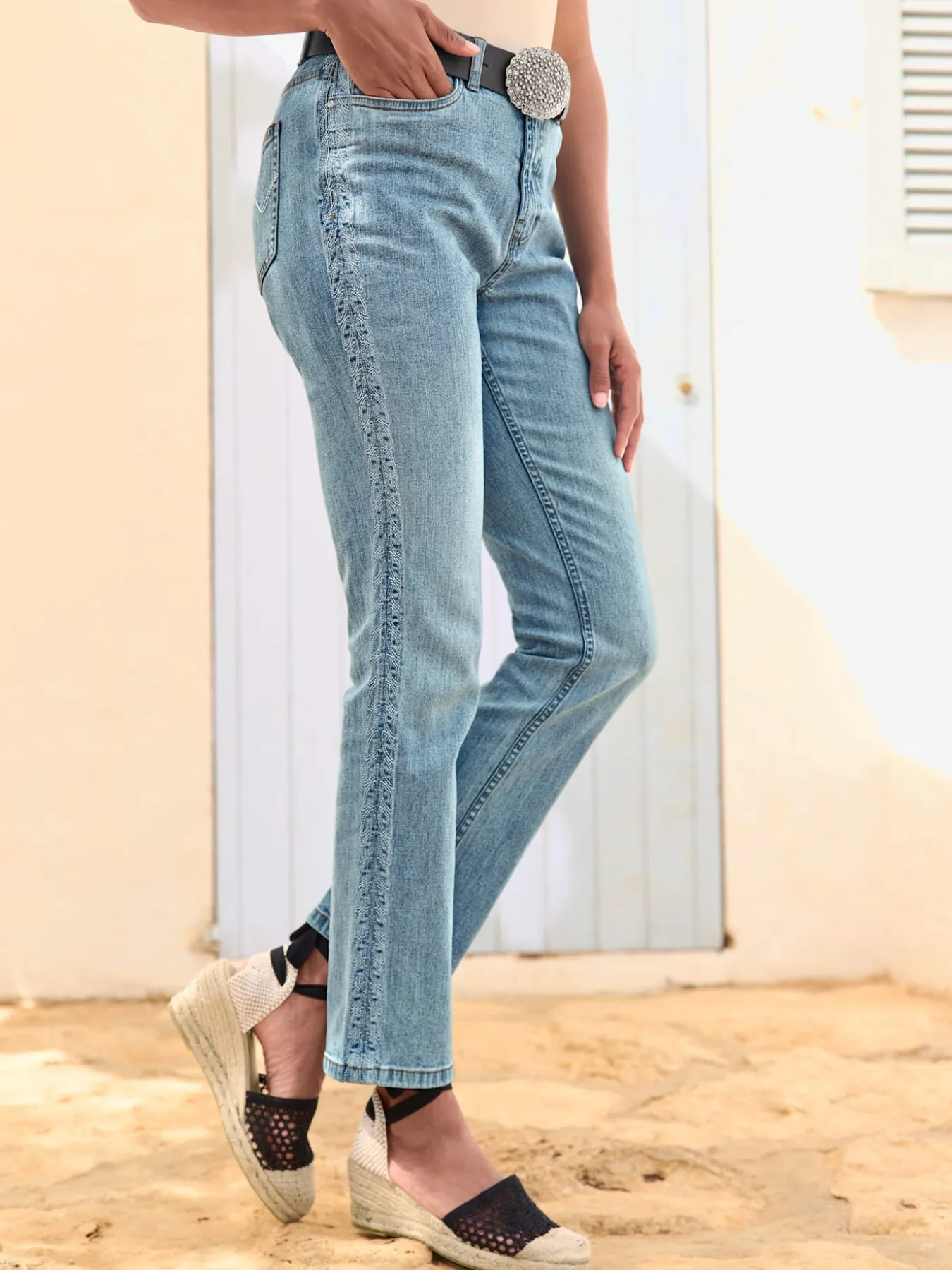 Jean 5 poches broderie le long des coutures latérales