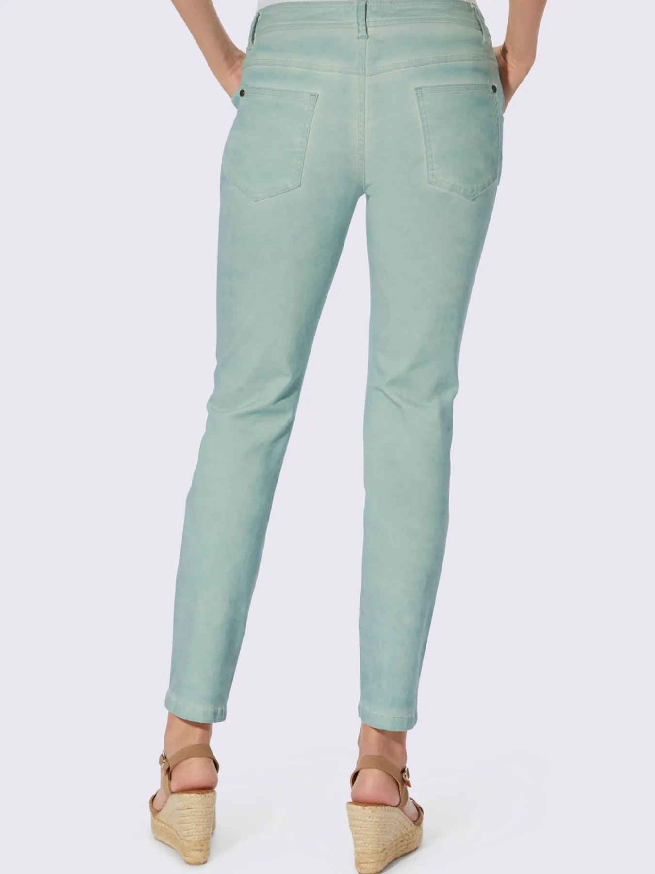 Jean 5 poches délavage spécial pour un coloris tendance