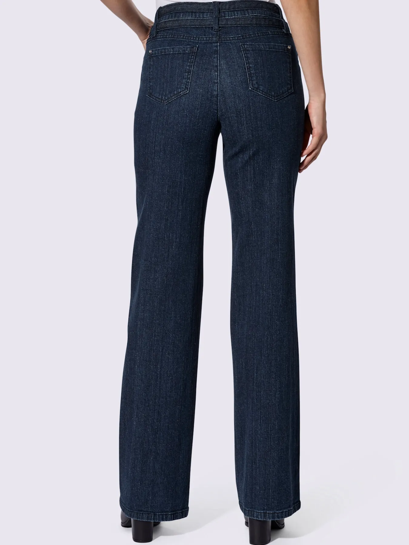 Jean droit livré avec ceinture