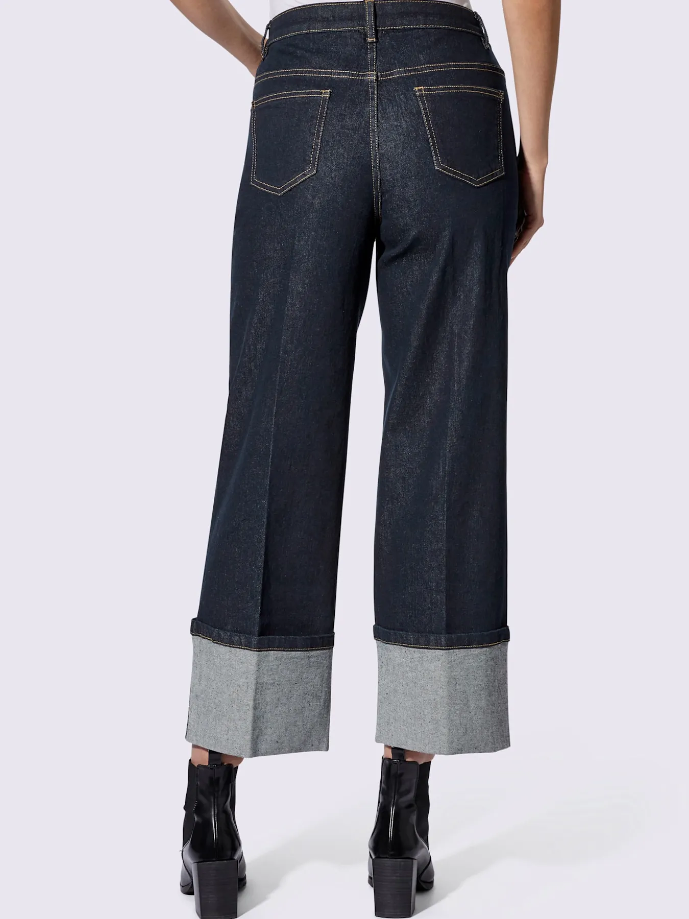 Jean extensible finition des jambes avec revers