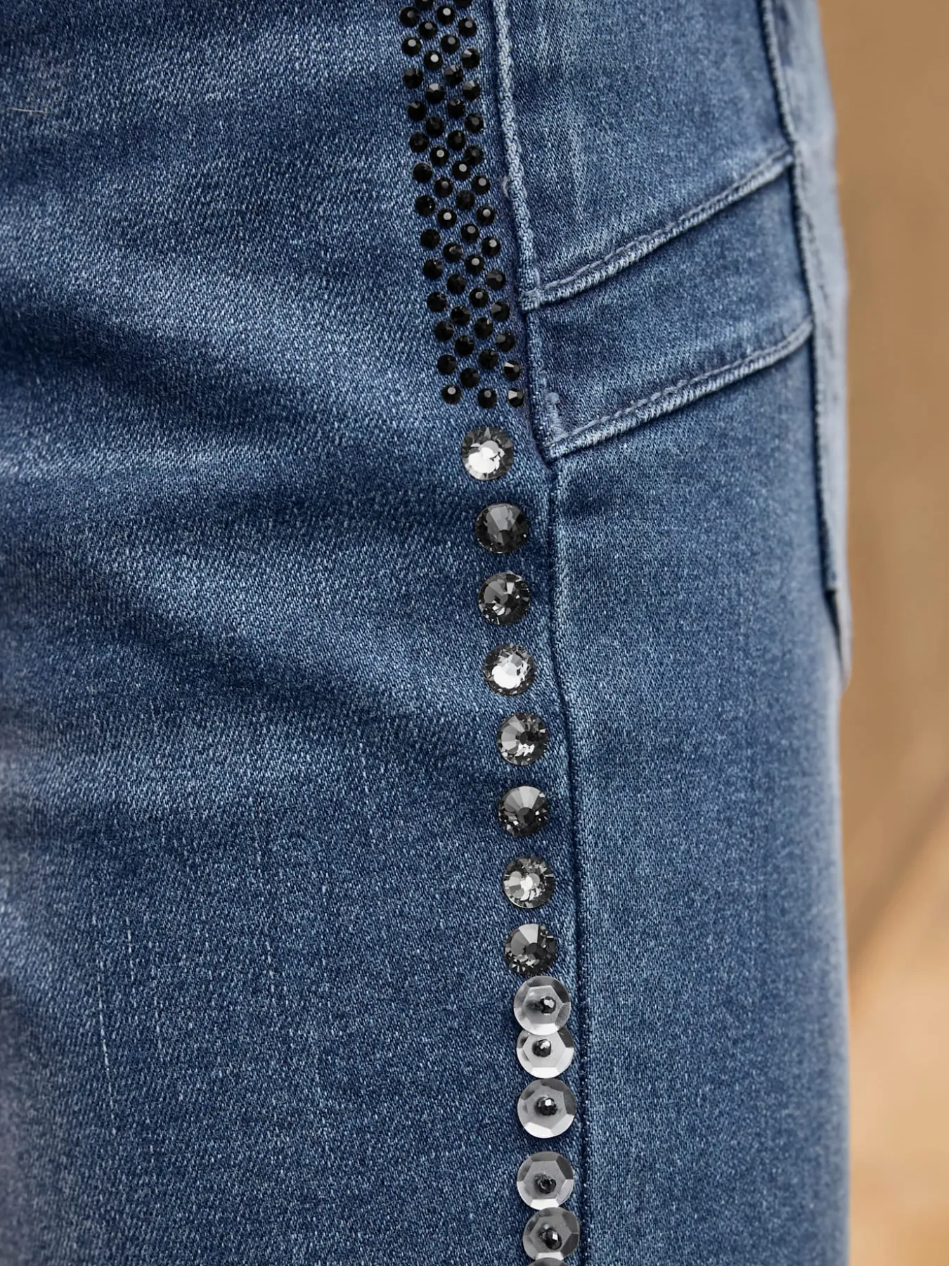 Jean push-up rivets décoratifs tendance le long des coutures latérales