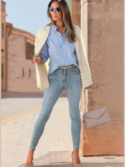Jean skinny fit patte de boutonnage visible devant