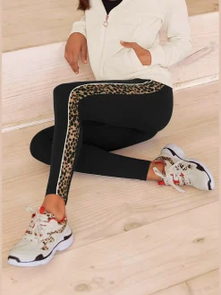 Legging avec détails léopard sur les côtés.
