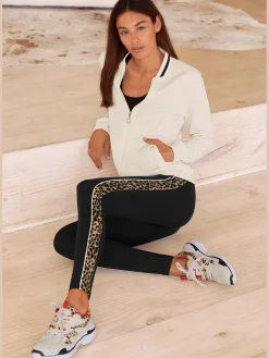 Legging avec détails léopard sur les côtés.