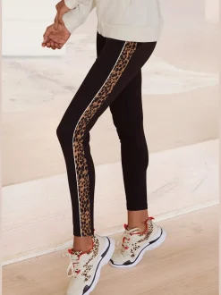 Legging avec détails léopard sur les côtés.