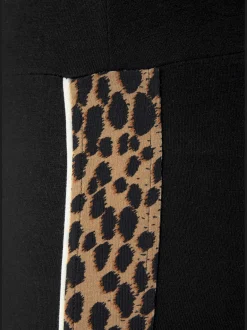 Legging avec détails léopard sur les côtés.