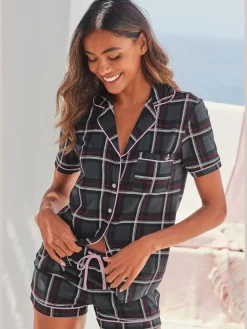 Élégant pyjama court avec motif sur toute la surface