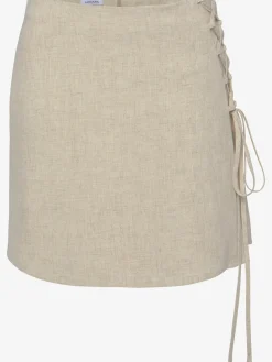 Mini-jupe look tendance avec laçage décoratif