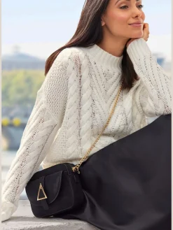 Mini-sac tendance avec détails chaînes couleur or sur la bandoulière et boucle triangulaire