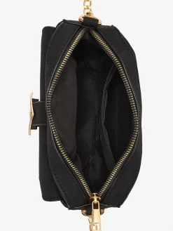 Mini-sac tendance avec détails chaînes couleur or sur la bandoulière et boucle triangulaire