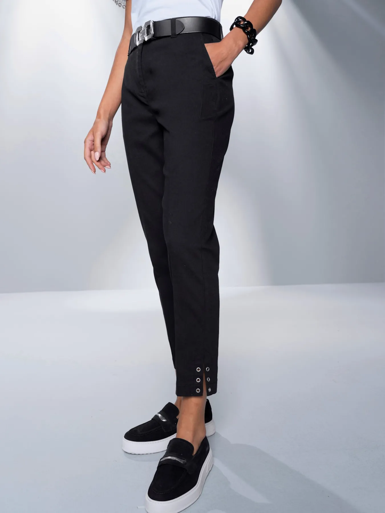 Pantalon 7/8 œillets au bas des jambes