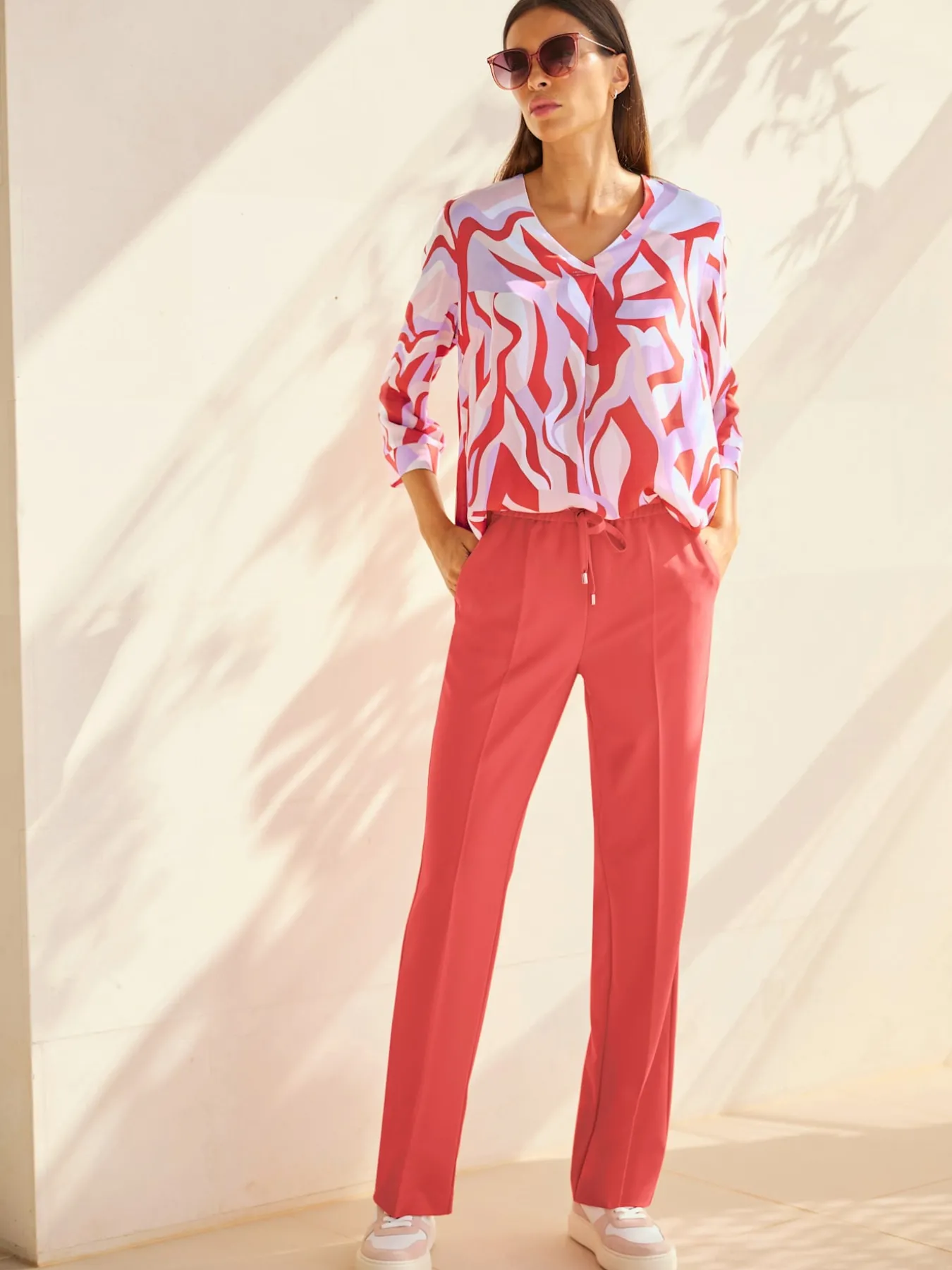 Pantalon en jersey coupe parfaite grâce à la ceinture élastique