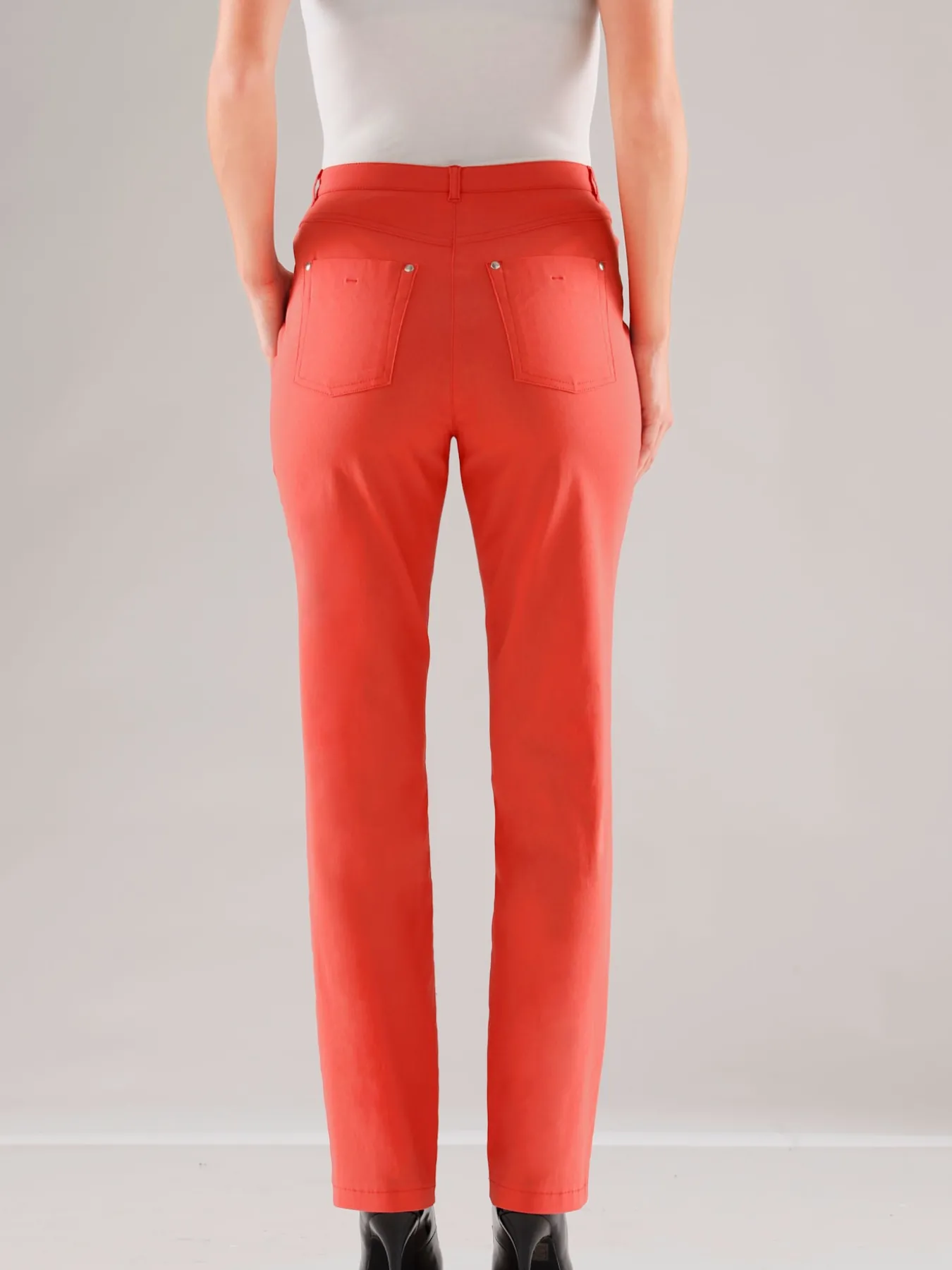 Pantalon féminin à coupe 5 poches classique