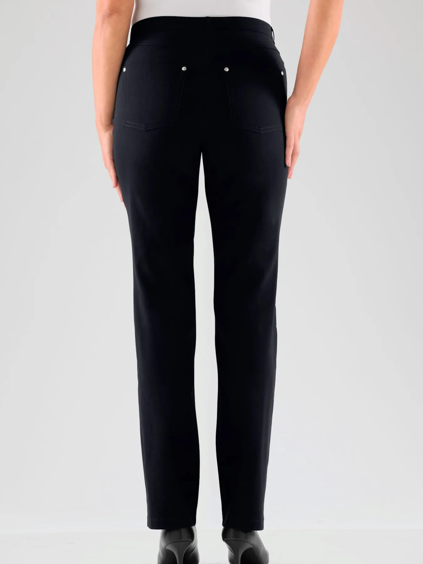 Pantalon féminin à coupe 5 poches classique