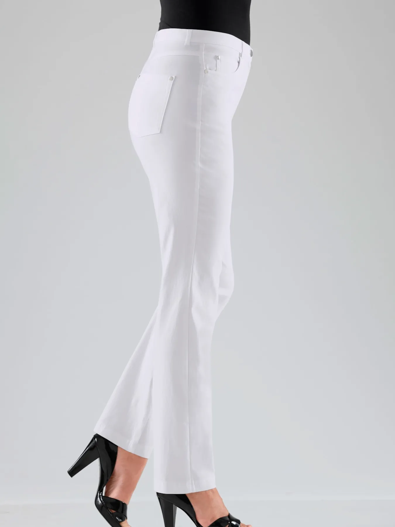 Pantalon féminin à coupe 5 poches classique