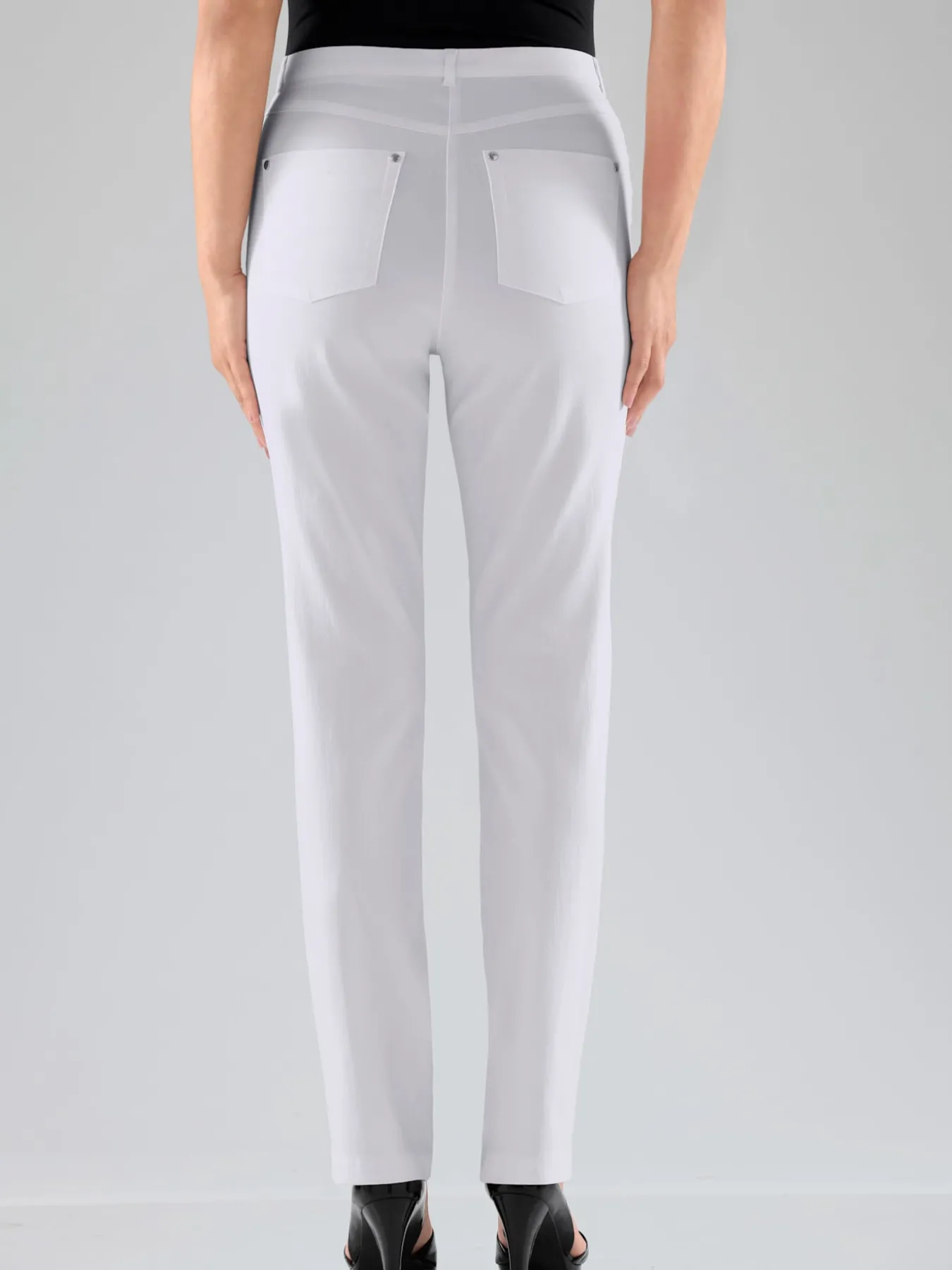 Pantalon féminin à coupe 5 poches classique