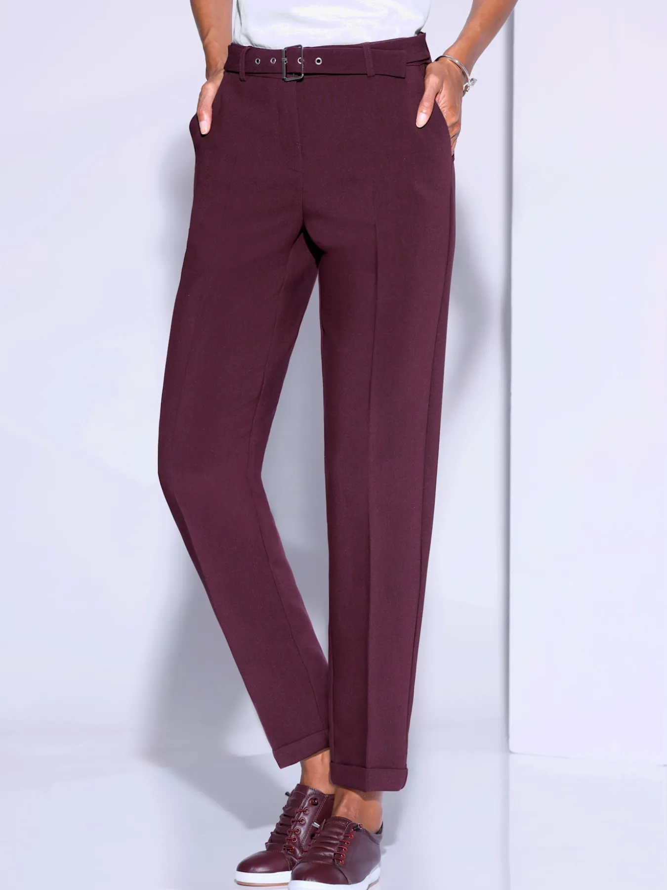 Pantalon tailleur livré avec ceinture