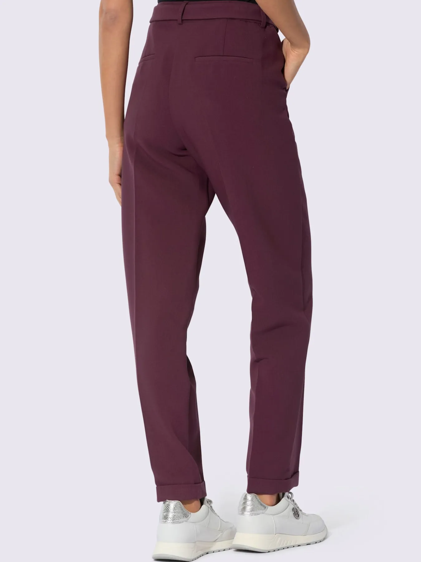 Pantalon tailleur livré avec ceinture