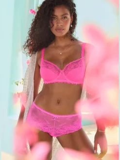 Panty féminin à la coupe enveloppante avec nœud décoratif fin et élégante perle au centre devant