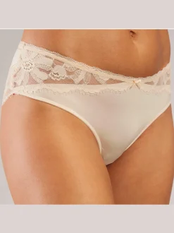 Panty féminin avec petit nœud décoratif au centre devant