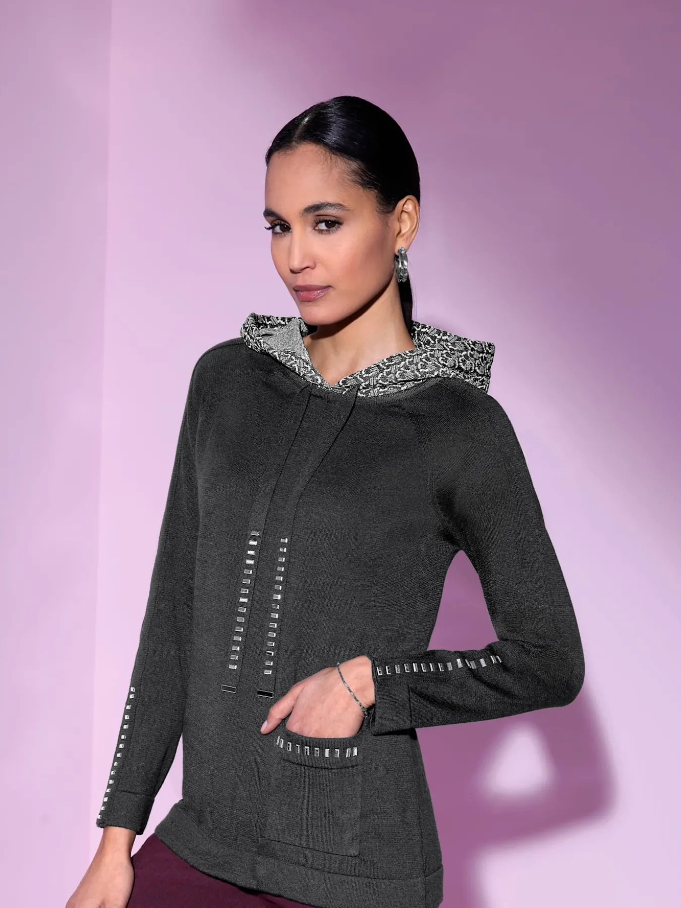 Pull à capuche pierres fantaisie