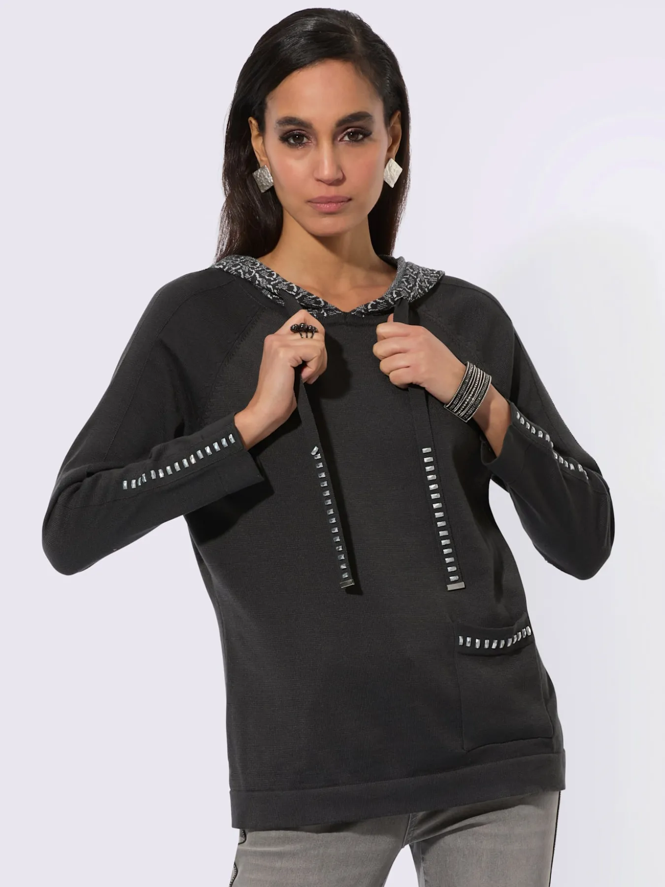 Pull à capuche pierres fantaisie