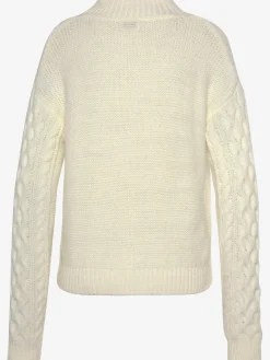 Pull à col montant motif torsadé tendance devant et aux manches