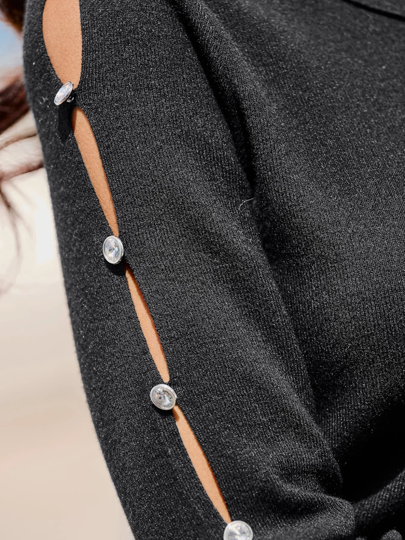 Pull à col roulé découpes raffinées aux manches