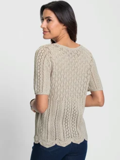 Pull ajouré légèrement transparent