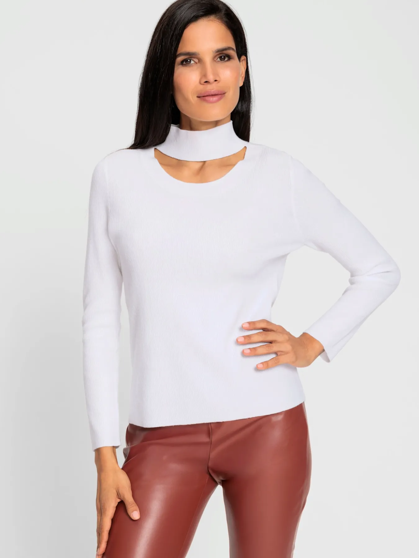 Pull en tricot découpe raffinée à l'encolure