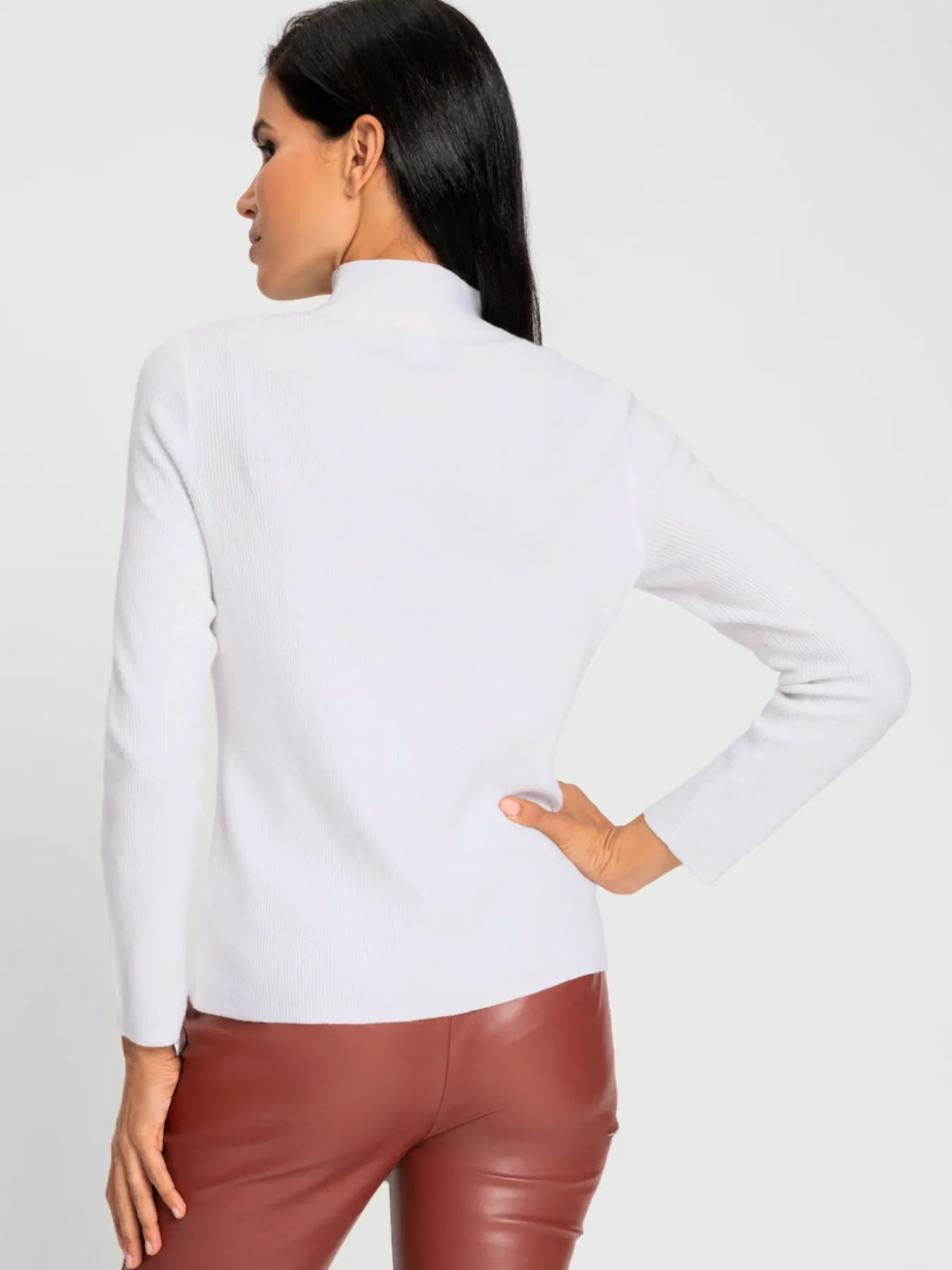 Pull en tricot découpe raffinée à l'encolure